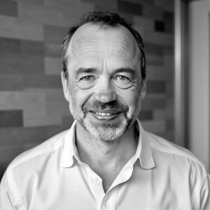 Büchsenmachermeister Frank Kaltenpoth bei der Waffenreparatur