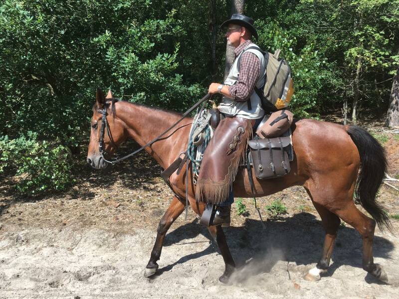 Rugtas, zadelrol met kleding en in de zadeltassen evenwichtig het eten voor die dag verdeeld.