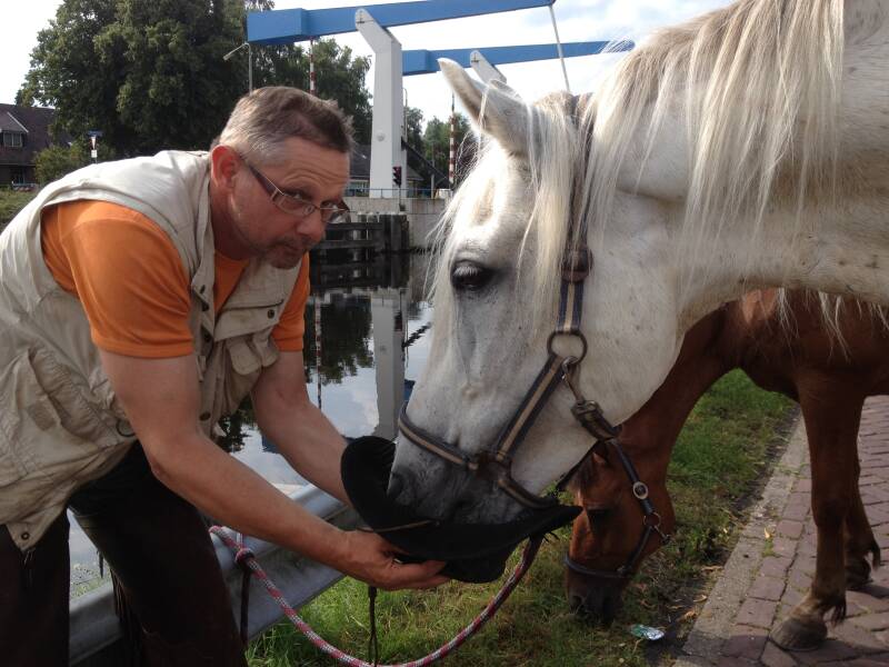 Rust pauze bij een kanaal, zodat de paarden konden drinken. Geen emmer, maar wel een hoed.