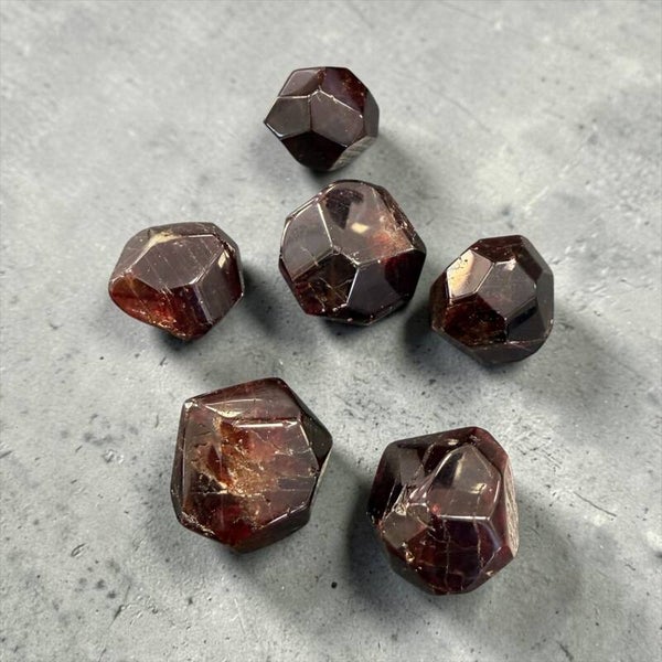Grenat almandin forme naturelle