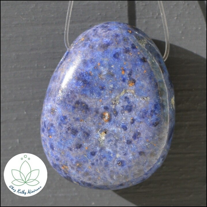 Pierre percée Dumortiérite