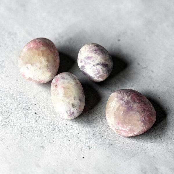 Tourmaline rose sur anhydrite