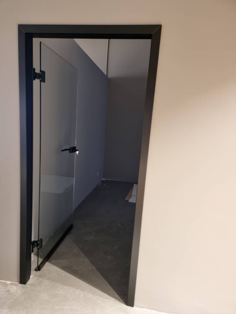 Glastüre mit türschliesser in scharnier