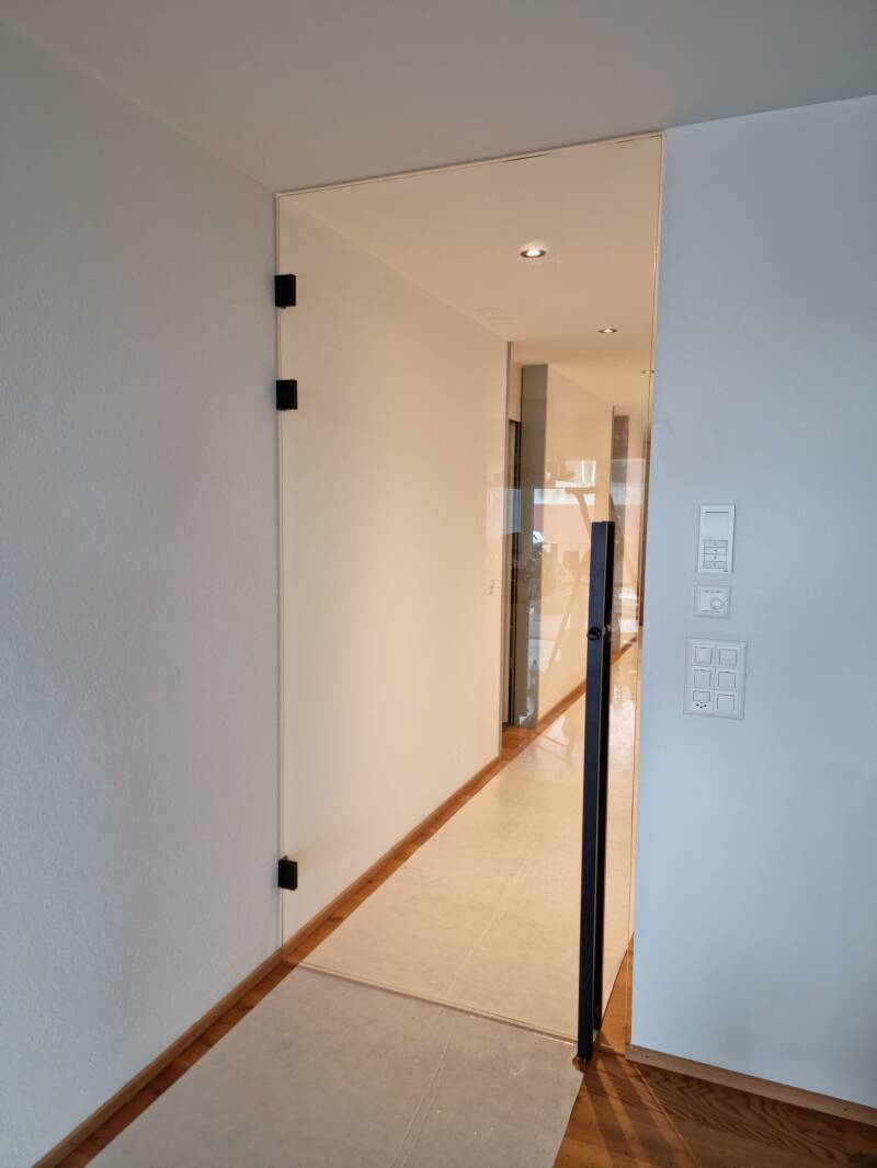 Pendeltüre mit Handlauf und schloss