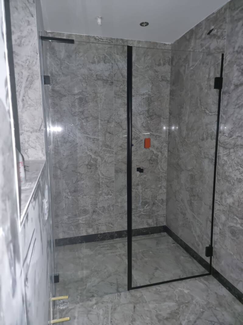 Duschwand mit Türe nach mass