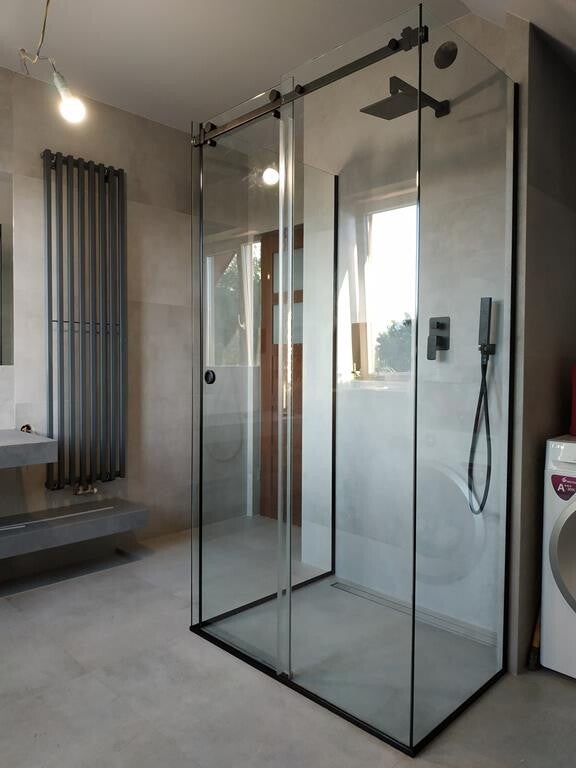 Freistehende Duschkabine mit Schiebetüre nach mass