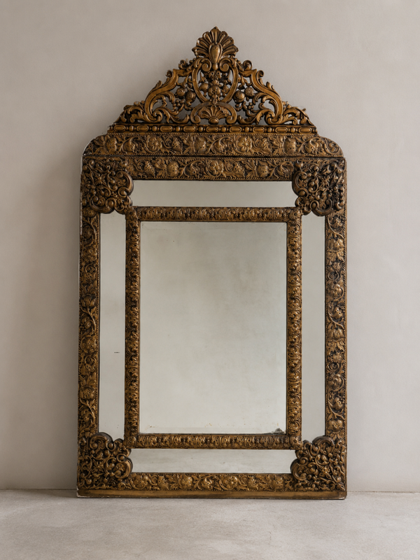 Miroir  de style Napoléon III en laiton  repoussé