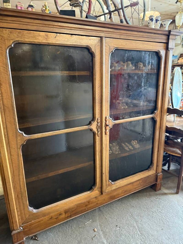 Grande vitrine en chêne – XIXe siècle