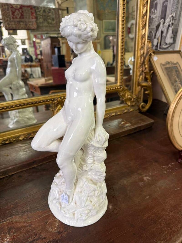 Grande statuette en porcelaine – Jeune bacchante / nymphe – XIXᵉ siècle