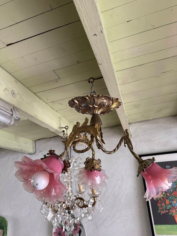 Lustre de style Art Nouveau à trois lumières – Tulipes en verre opalin rose (vers 1920–1930)
