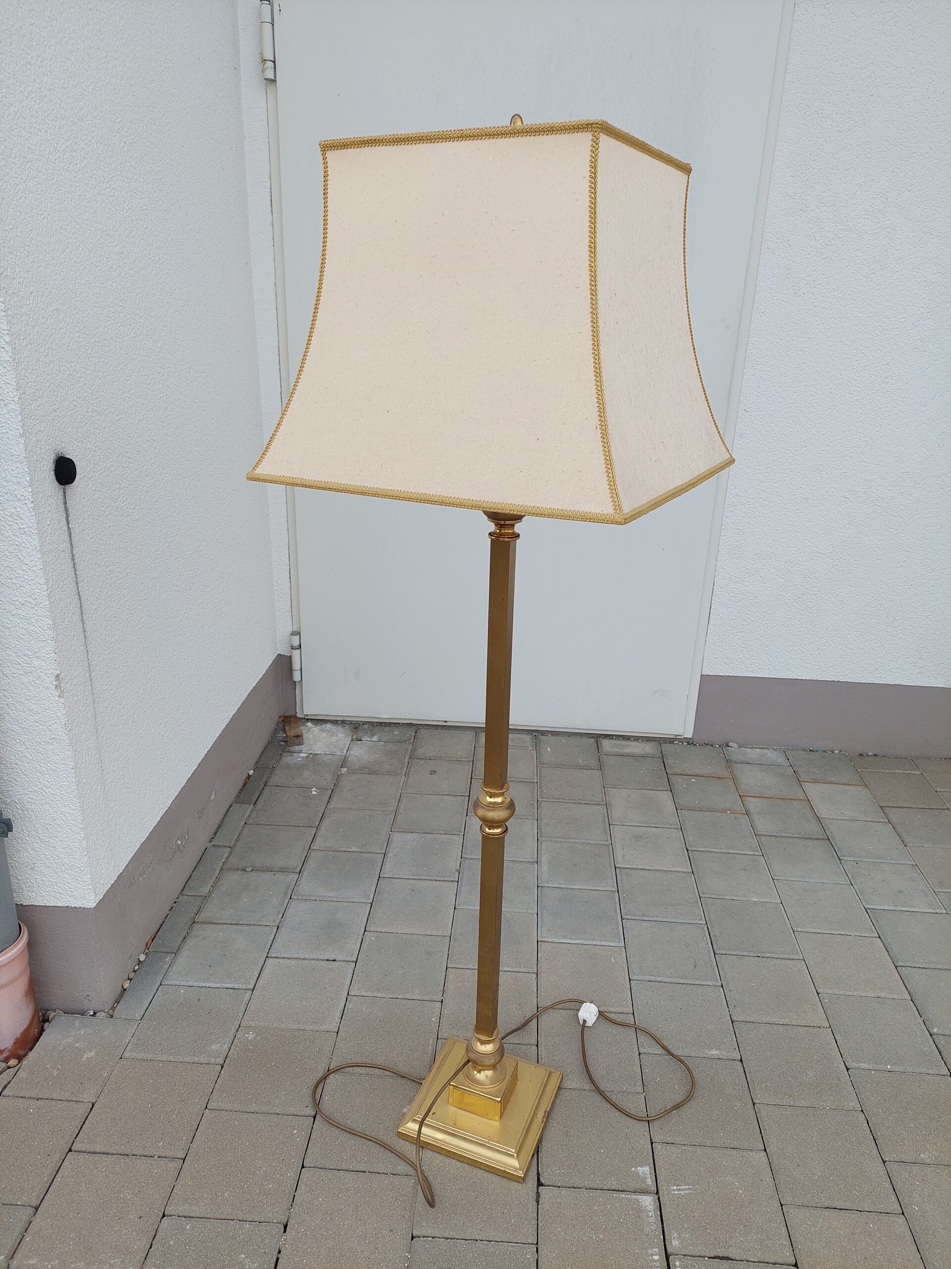 Lampa podłogowa