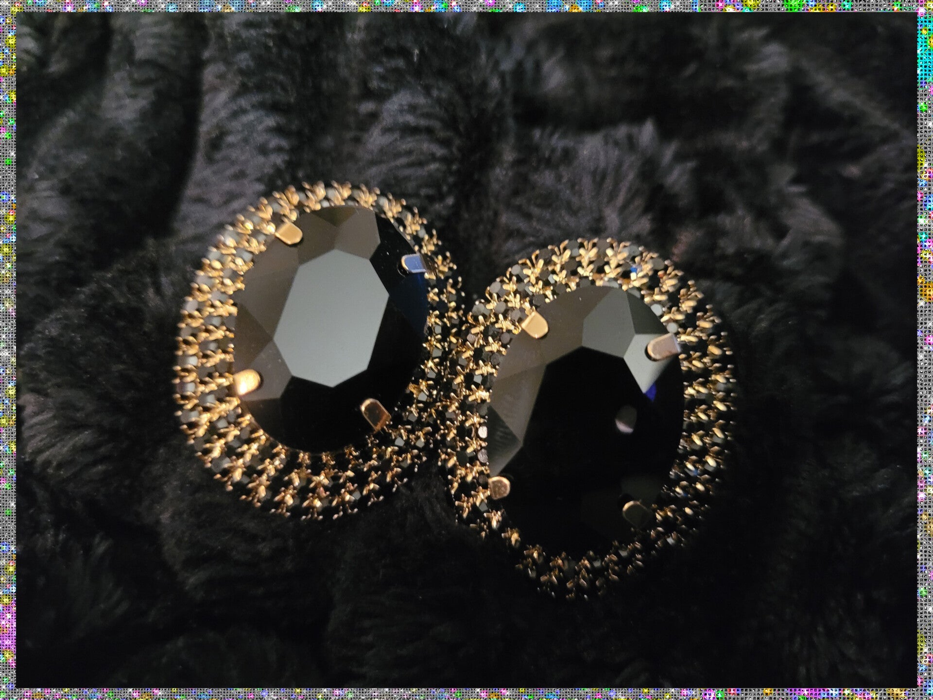 BLACK/GOLD OVAL