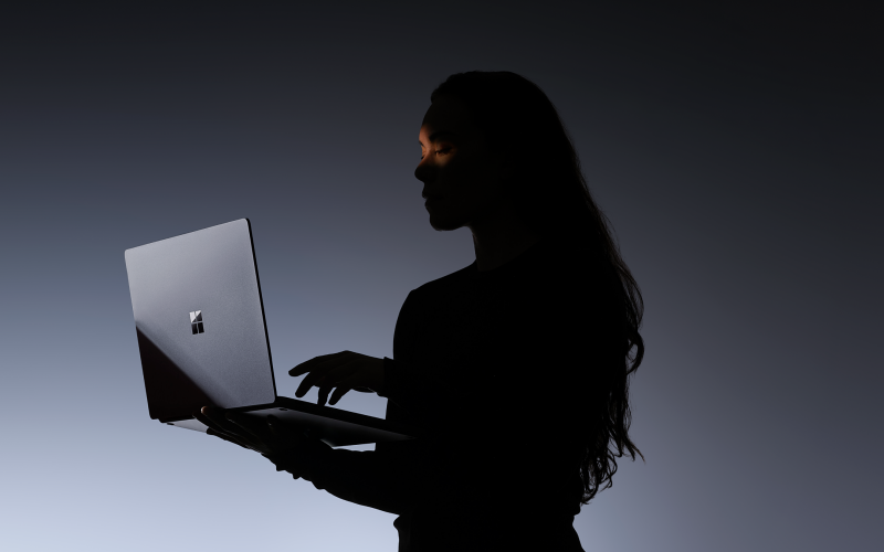Een Microsoft Surface Ultra gedragen door een vrouw
