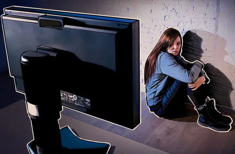 Een jonge vrouw zict gehurkt op de grond en kijkt naar haar pc monitor