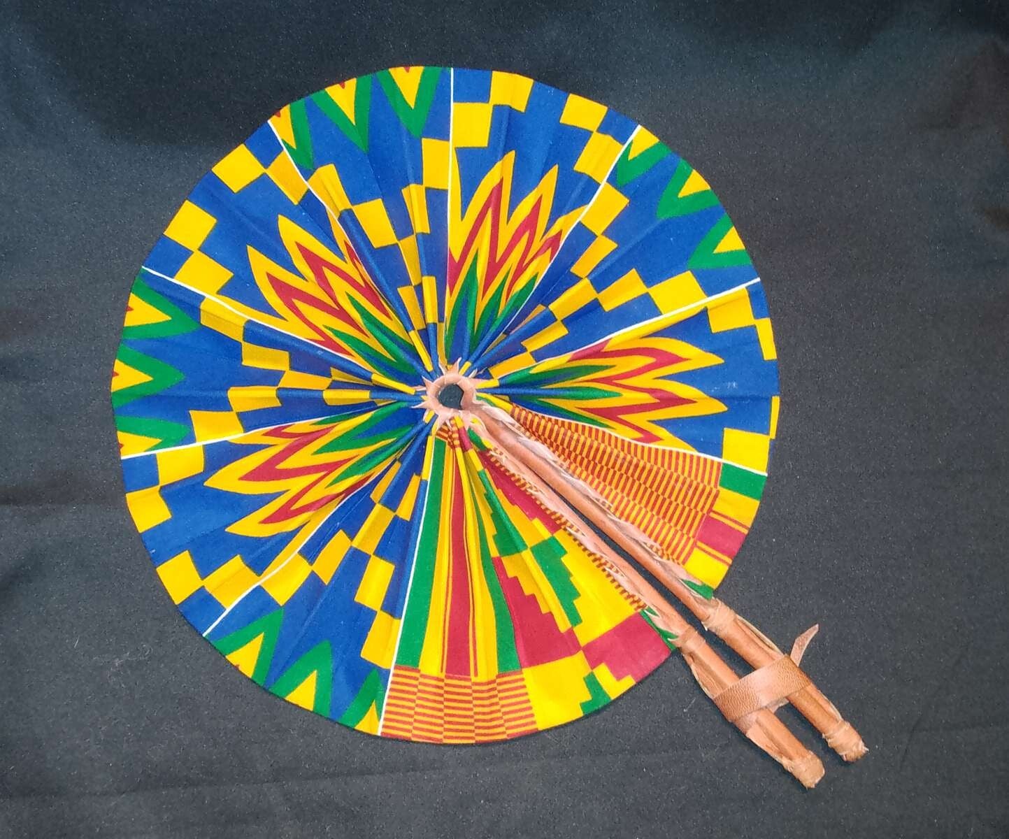 Eventails en wax et cuir