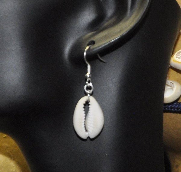 Boucles d'oreilles argentées et cauris 1.5 cm