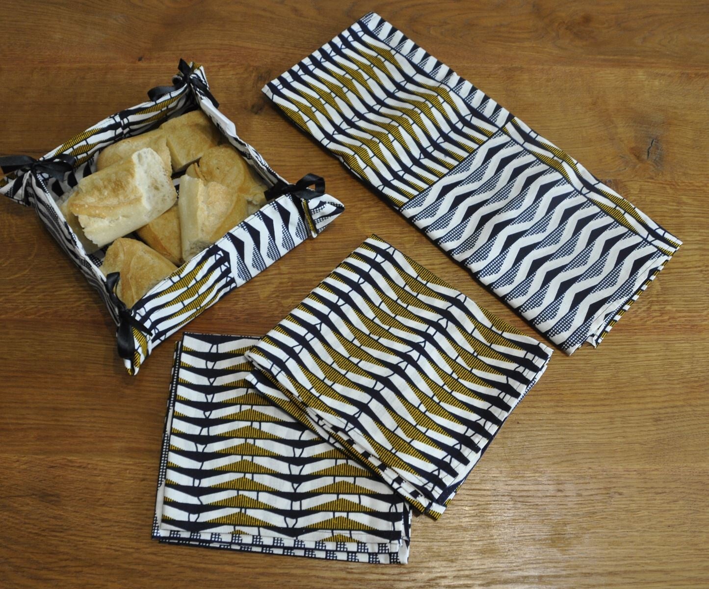 Ensemble Chemin de table, panier à pain et 6 serviettes de table