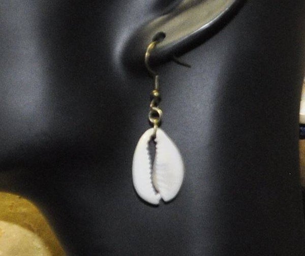 Boucles d'oreilles cuivrées et cauris 2.2 cm