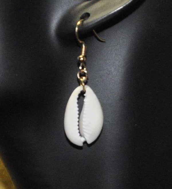 Boucles d'oreilles dorées et cauris 2 cm