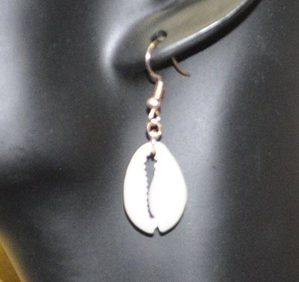 Boucles d'oreilles rosées et cauris 2 cm