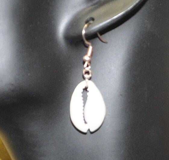 Boucles d'oreilles rosées et cauris 2 cm