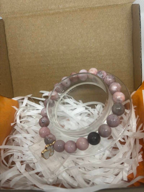 Bracelet fantaisie rose et gris avec breloque patte de chien