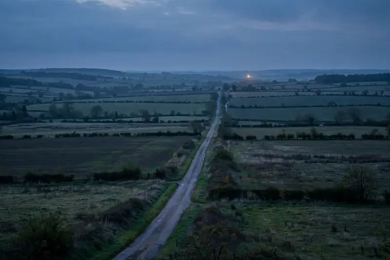 Route de campagne au crépuscule, évoquant la perte brutale d’un animal sans avoir pu lui dire au revoir.