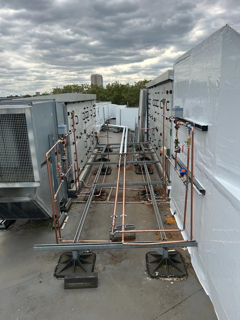 Koelleidingen en technische installaties op een dak