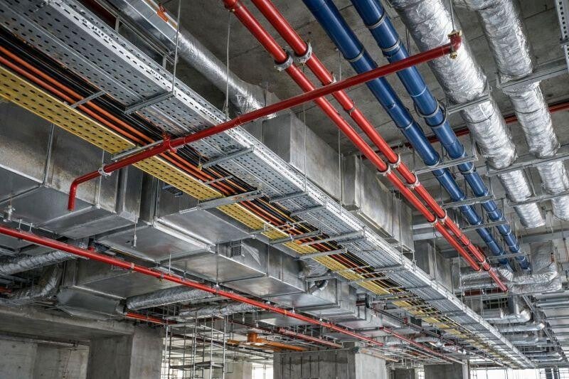 Kabeldraagsystemen gemonteerd in een utiliteitsgebouw