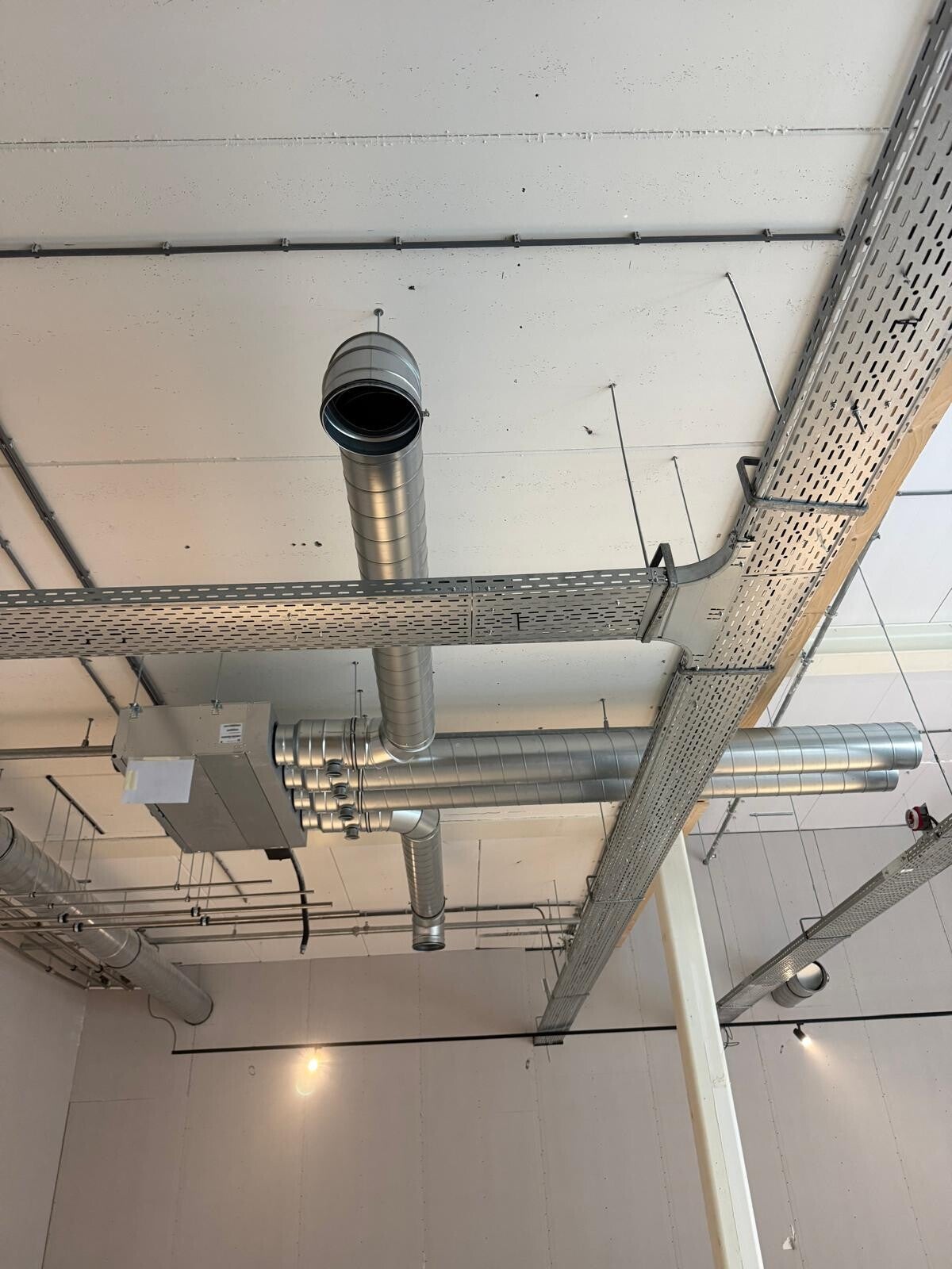 Gemonteerde kabelgoten en leidingen in een utiliteitsproject