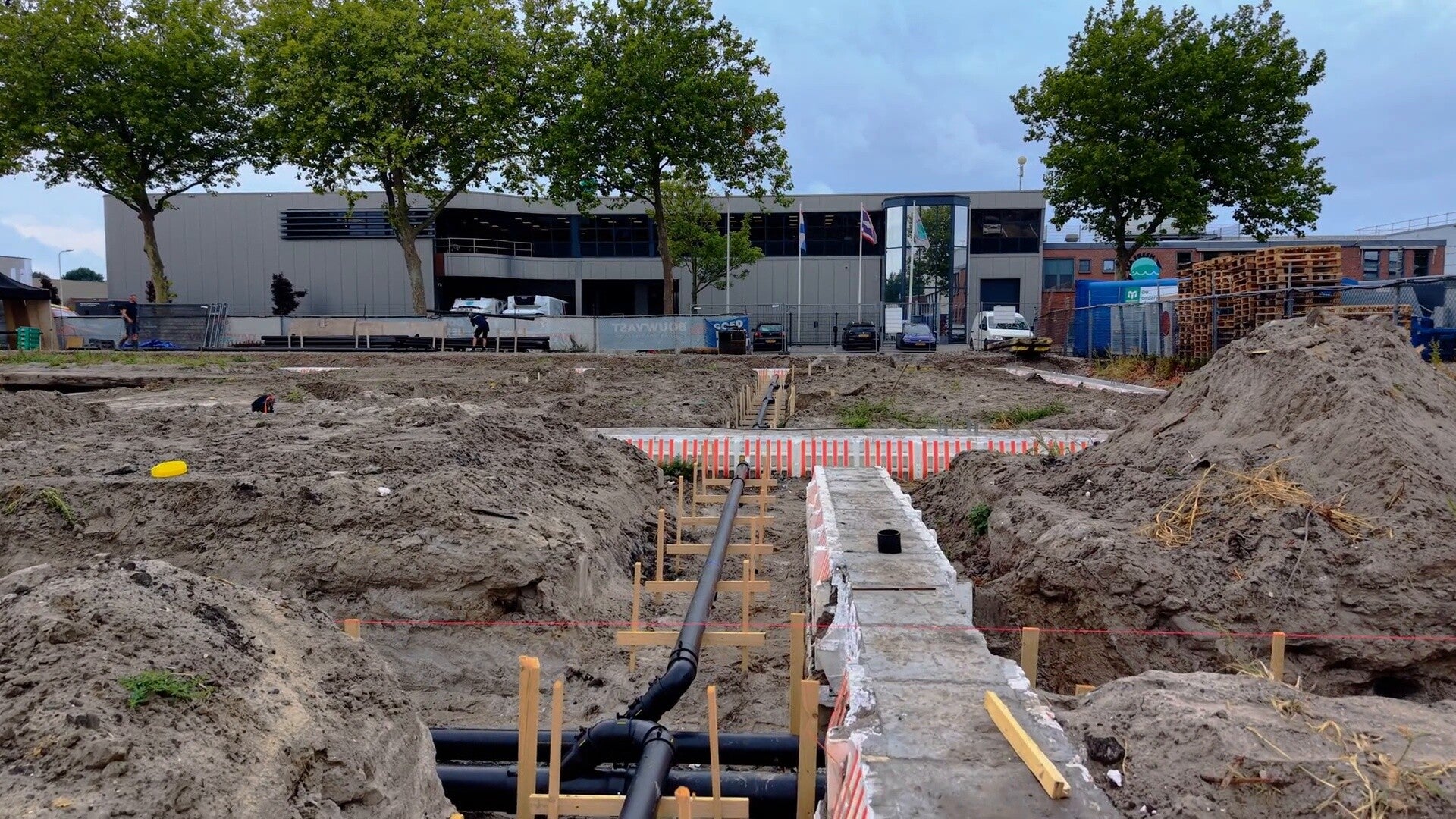 Aanleg van afvoerleidingen door MontageNED bij project Dayseaday in Urk