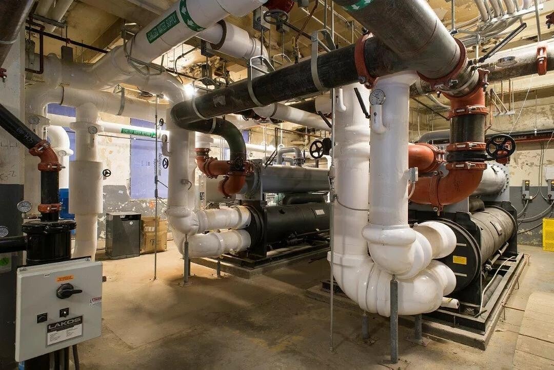 Technisch leidingwerk in een utiliteitsgebouw