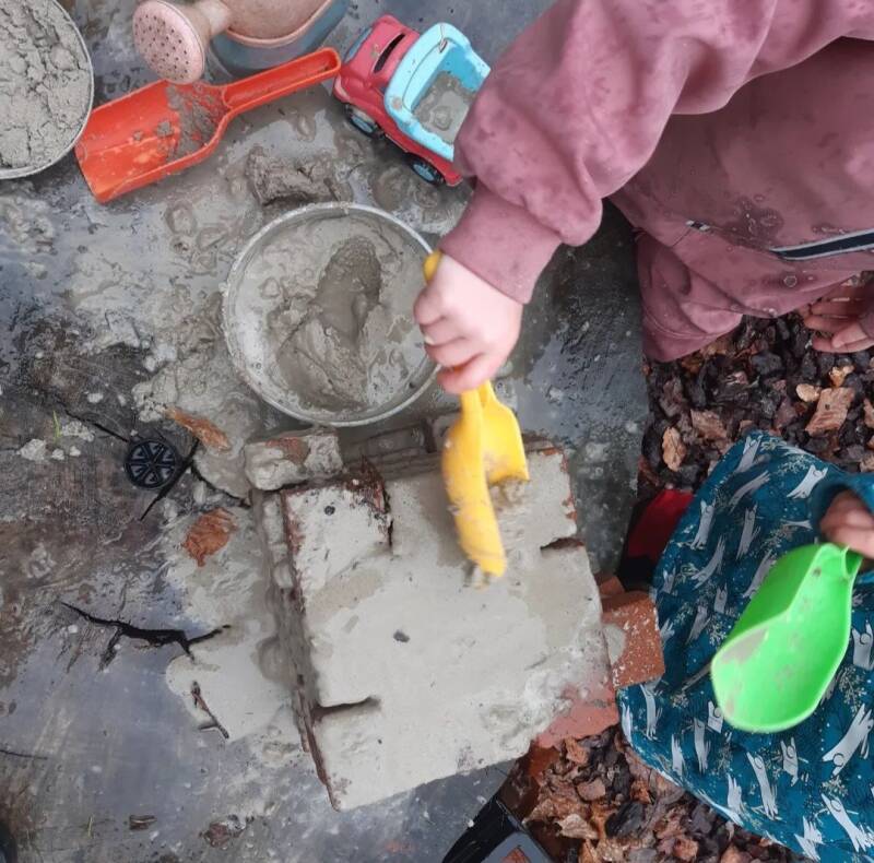 Zand en water mengen | Metselen in de kinderopvang | Linda's peuterpret