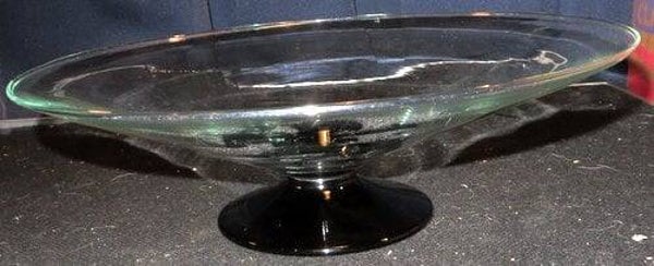 Blankglazen brocante fruitschaal met paarse voet