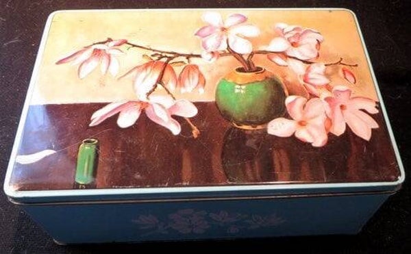 Brocante ''Van Nelle'' koekblik met Bloemen op een vaas