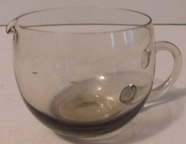 Glas met schenktuit.
