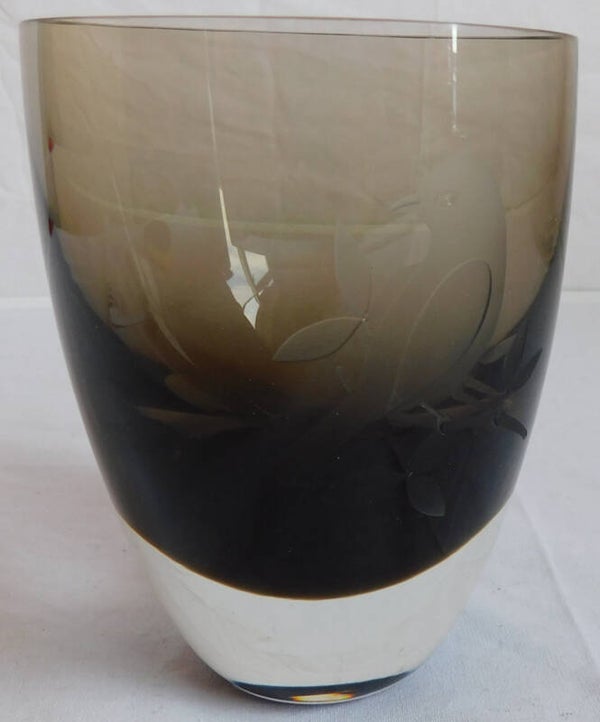 Bekerglas met ingeslepen vogel