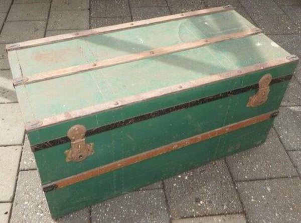 Oude brocante dekenkist / hutkoffer / scheepskoffer.