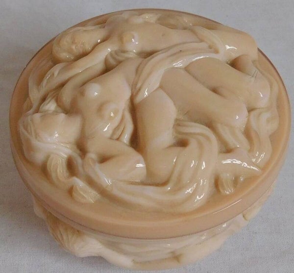 Curt Schlevogt - roze zeepdoos, Decor: Nudes