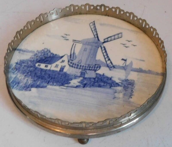 Delfts blauwe onderzetter met tinnen rand, (Diameter 17.50 cm)