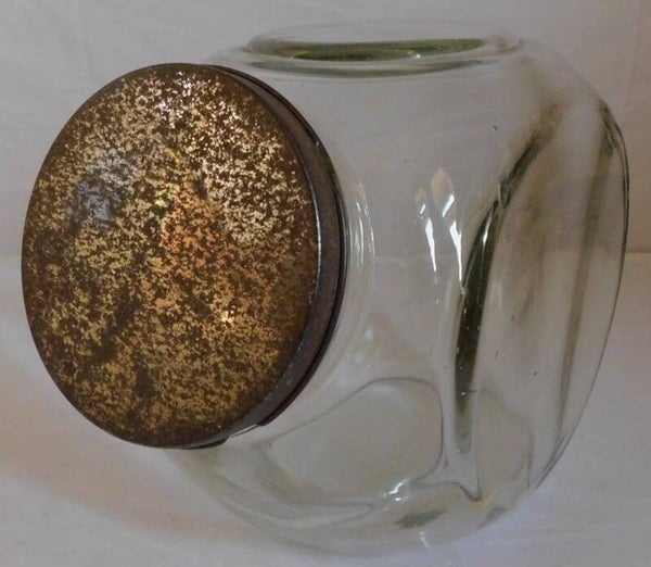 Glazen snoeppot pot met ijzeren deksel.