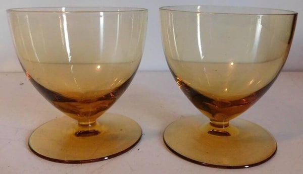 Twee amberkleurige glazen