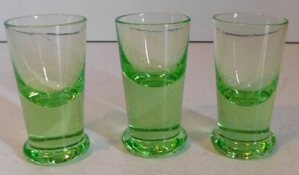 Drie groene borrelglaasjes met dikke bodem