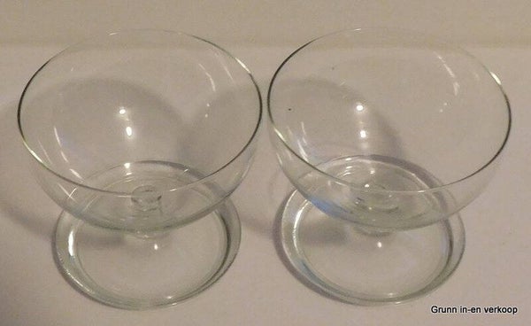 Twee helder kleurige brocante glazen