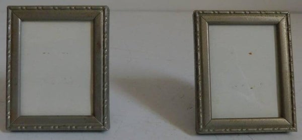 Twee fotolijstjes voor pasfoto