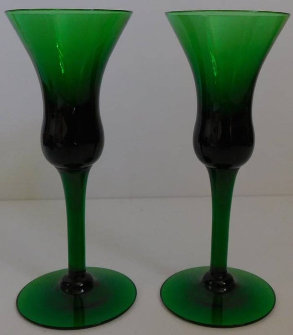 Twee emerald groen glazen