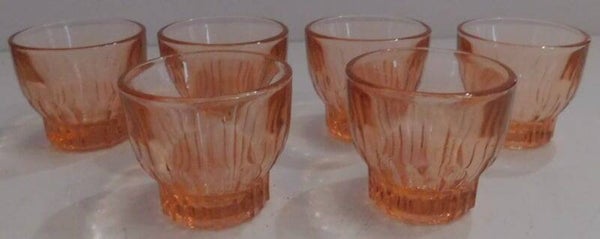 France Art Deco roze persglazen likeur glaasjes