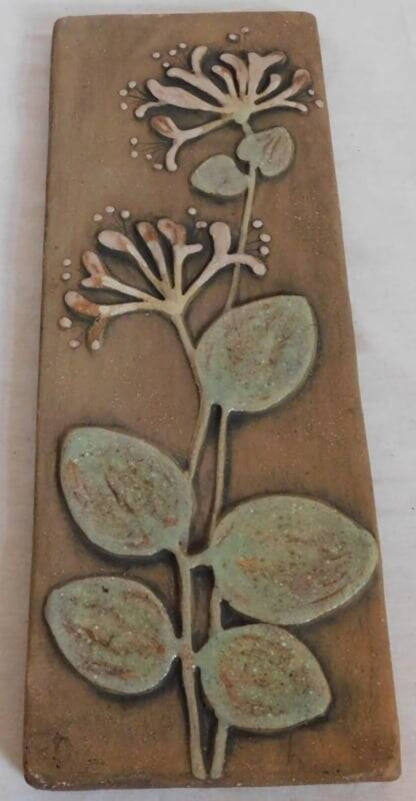 Aardewerk wandtegel met florale afbeelding
