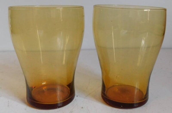 Twee amberkleurige limonade glazen