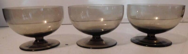 Drie Vintage ijscoupe's van rookglas